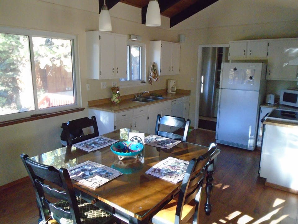Comfortable, fully-stocked kitchen
