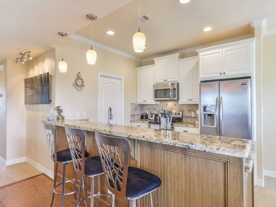 Kitchen Bar Seats Up to 3