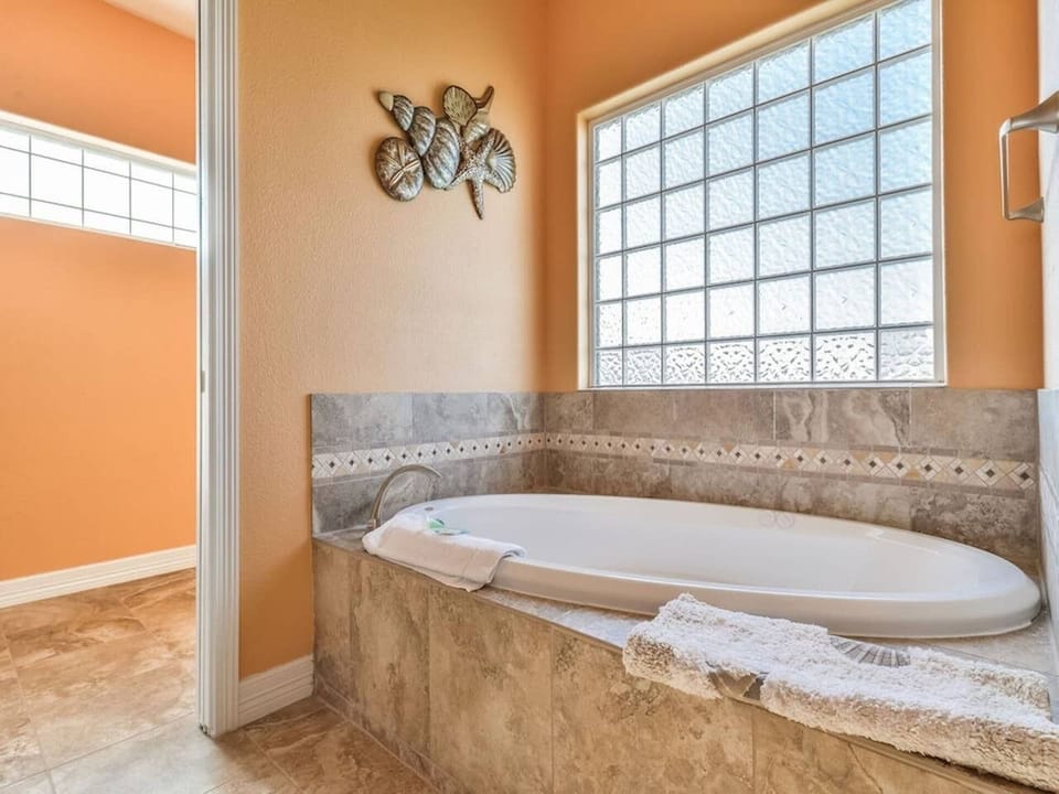 Master en Suite Bath with Large Soaking Tub