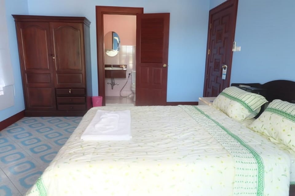 Room 5 with en suite bathroom.