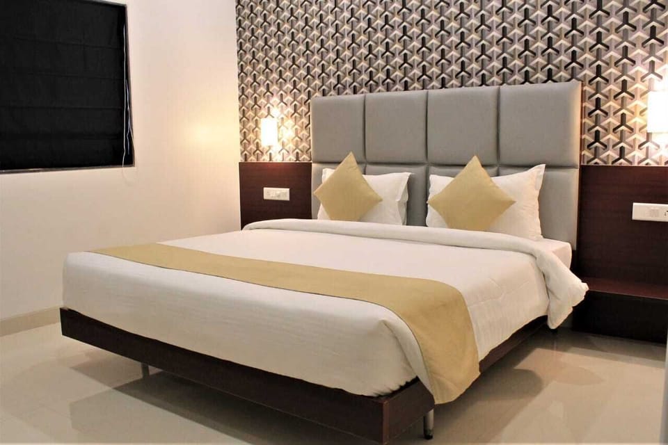 Deluxe Studio | Individually decorated, individually furnished, desk, laptop workspace