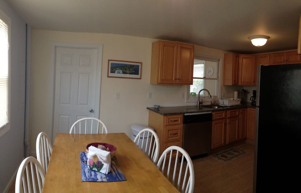 Dining area with seating for 6.