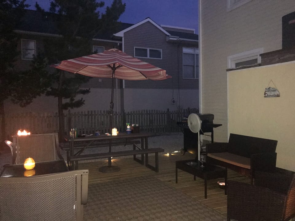 Spacious backyard deck 