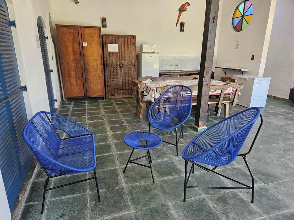Área externa com jogo de móveis Acapulco e cozinha. 