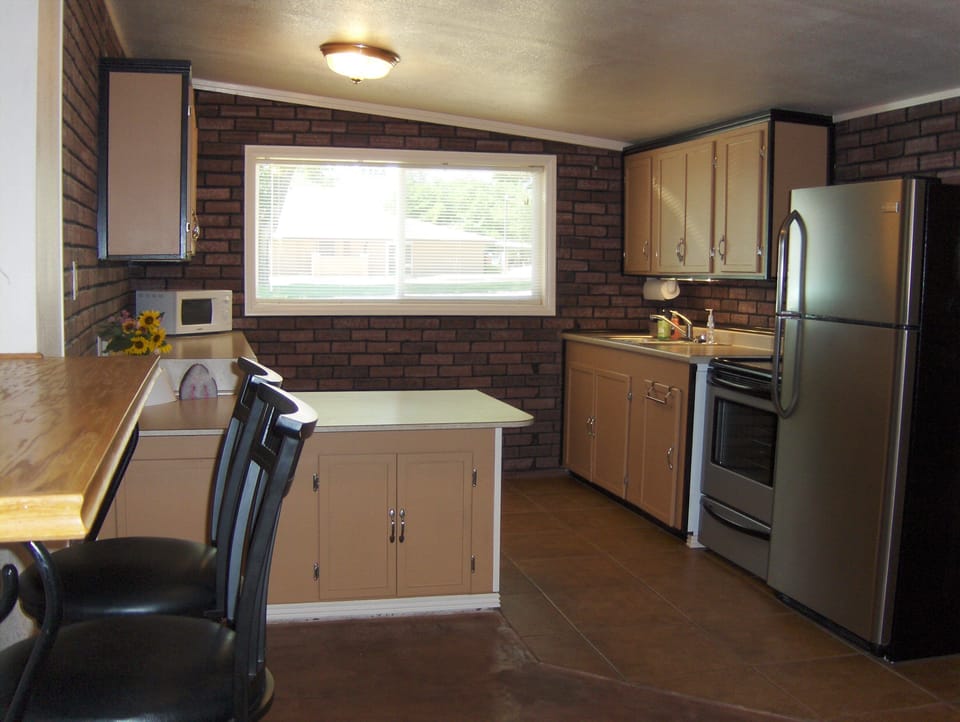 Open Plan Bar Seating & Kitchen