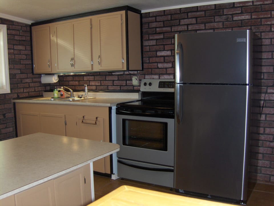 Clean Maintained Appliances.
Refrigerator has an Ice Maker.