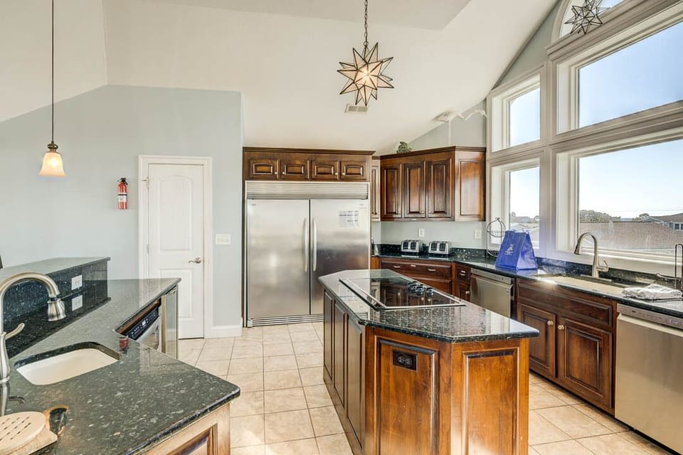 Top-Level Kitchen with Bar (seats 5)