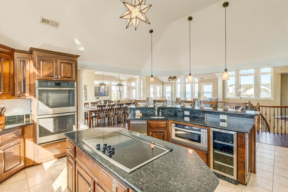 Top-Level Kitchen with Bar (seats 5)