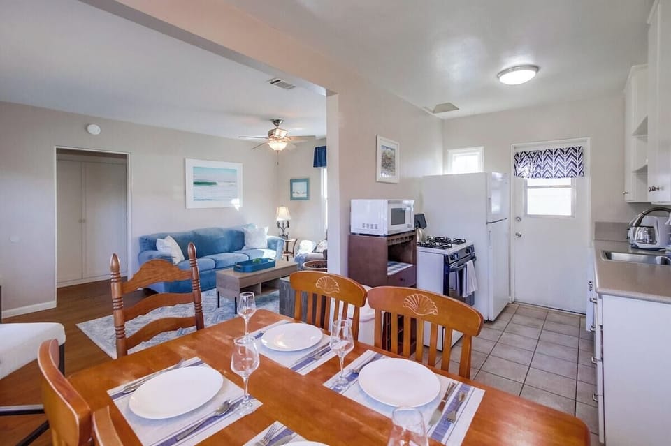Dining table for 6, kitchen fully equipped for meals at home and open, cozy living space