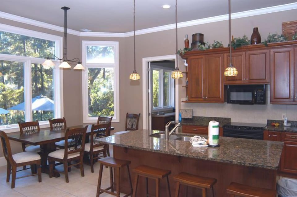 Kitchen table seats 6-8.
Kitchen Island seats 4
