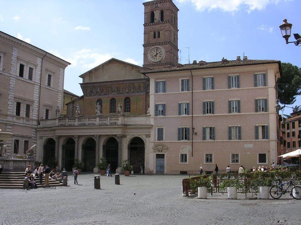 Santa Maria in Trastevere, Just a Minute from the Apartment