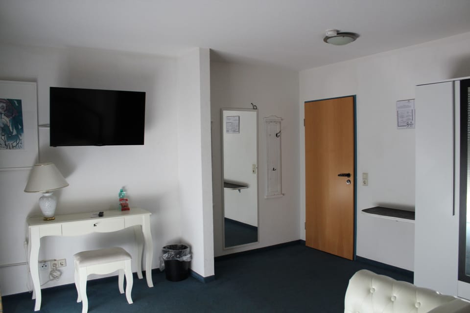 Deluxe Single Room | Desk, blackout drapes, soundproofing, WiFi (free)