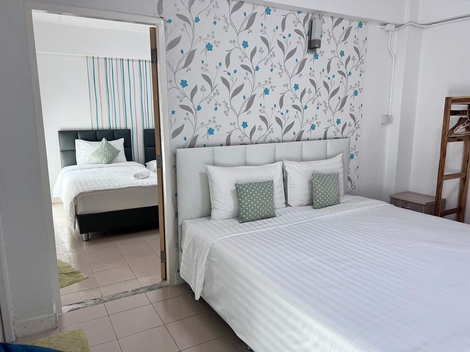 2-Bedroom Connecting | Blackout drapes, free WiFi