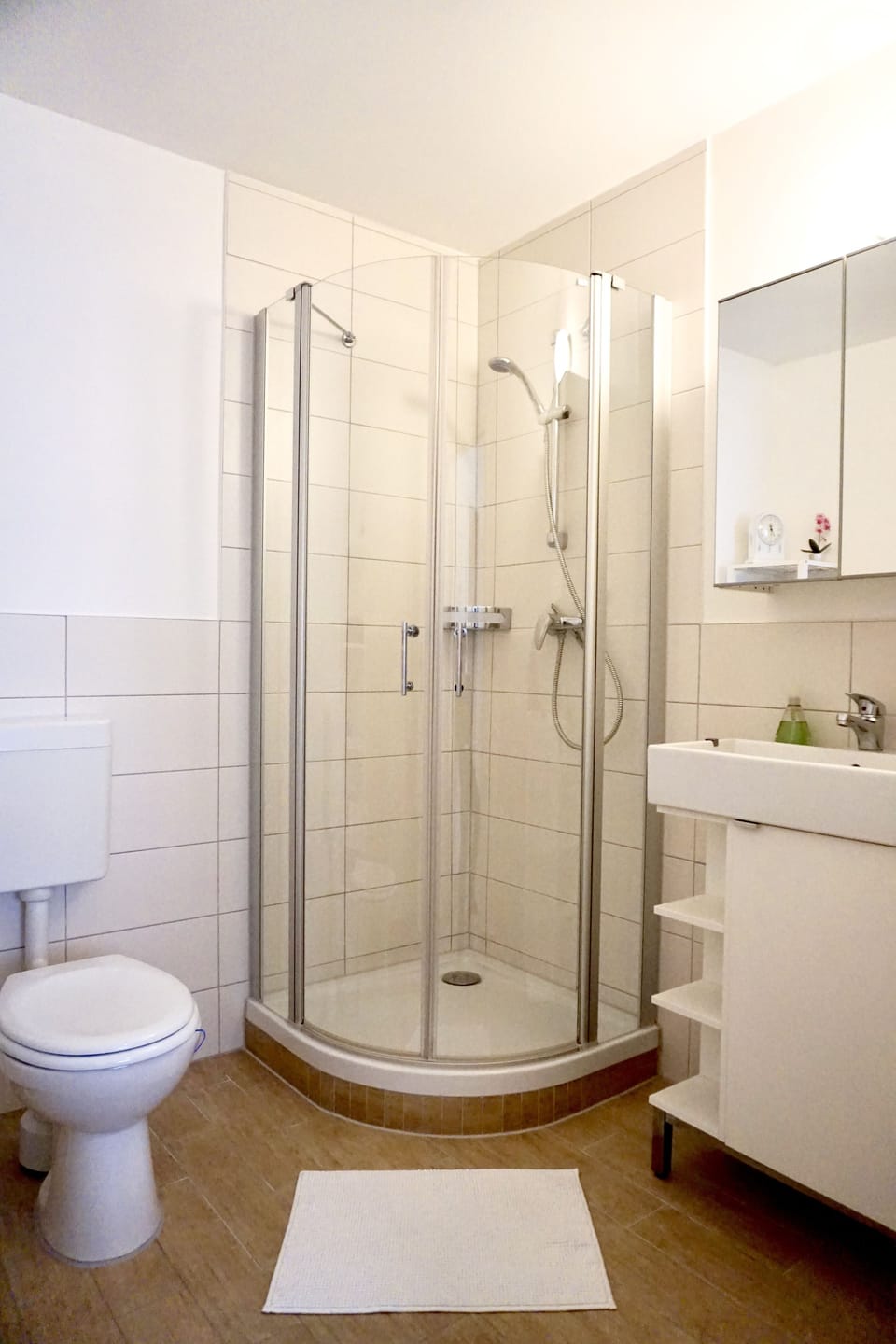 Studio | Bathroom | Shower, free toiletries, hair dryer, towels