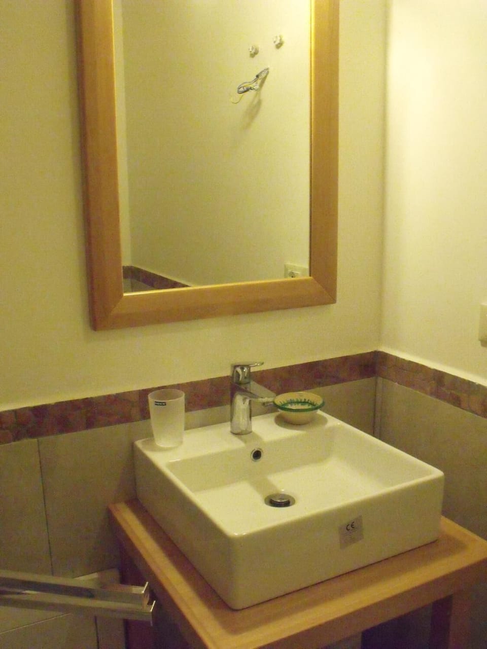 Shower, rainfall showerhead, free toiletries, hair dryer