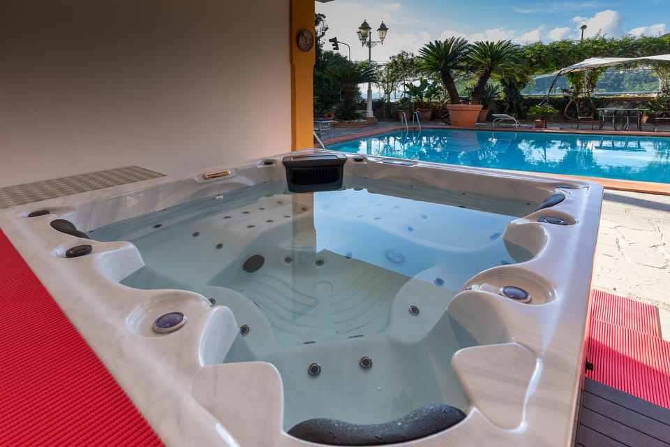 Hot Tub suitable for 5 Guests