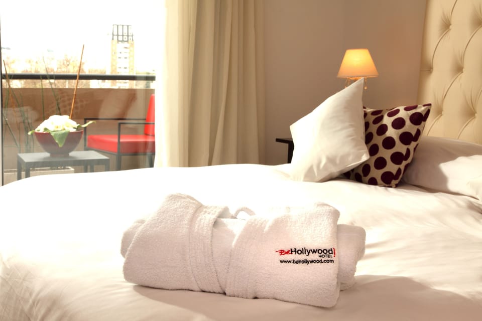 Suite | Premium bedding, down comforters, pillowtop beds, minibar