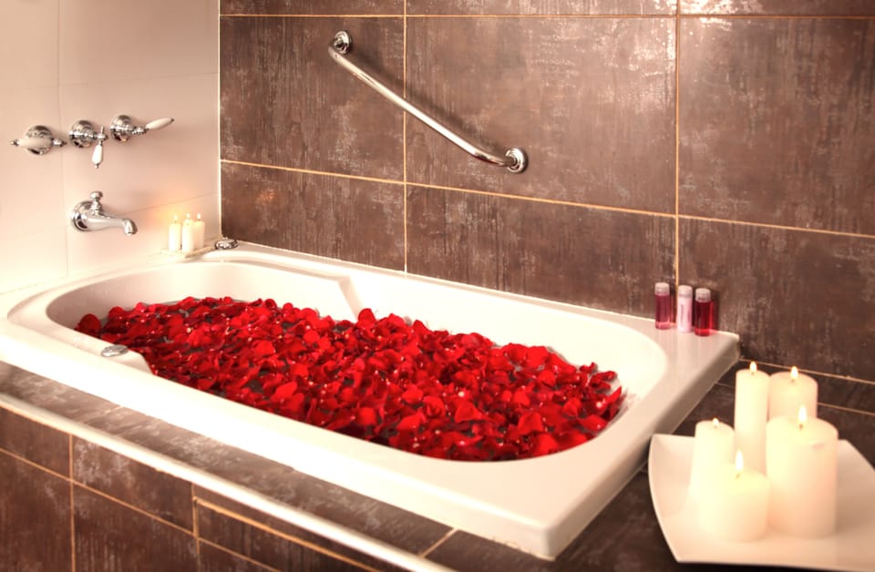 Deep soaking bathtub