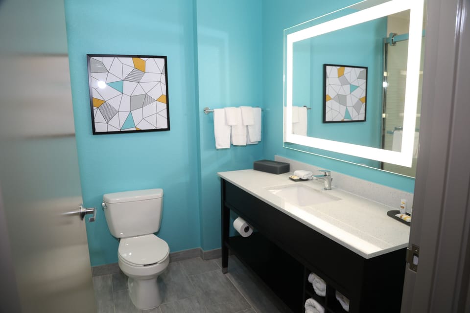 Deep soaking tub, hydromassage showerhead, free toiletries, hair dryer