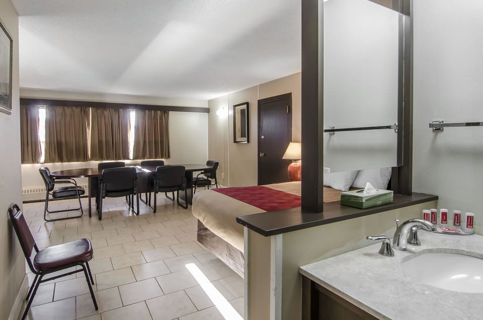 Suite, 1 Queen Bed, Non Smoking | Desk, iron/ironing board (on request), cribs (free), alarm clocks