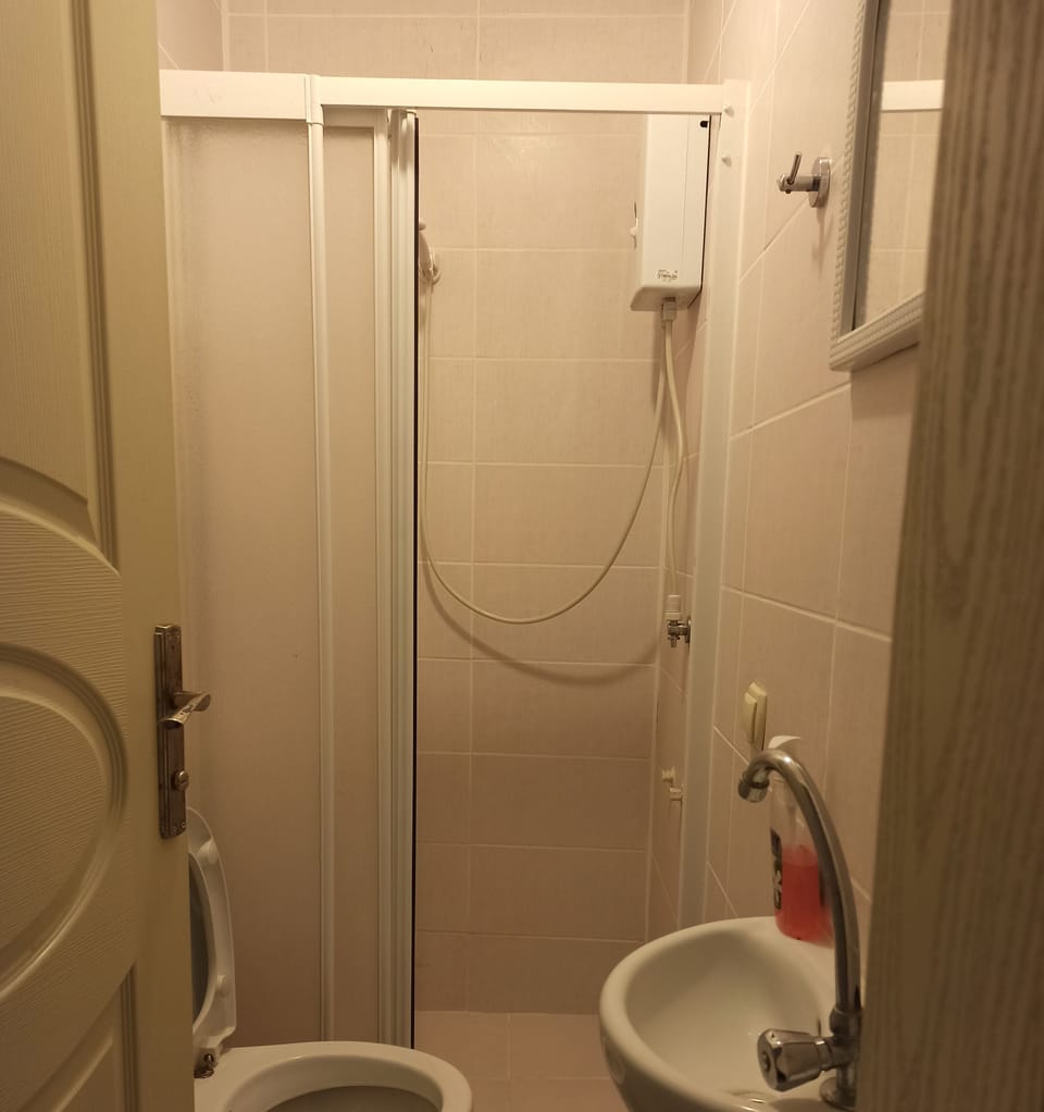 Shower, rainfall showerhead, free toiletries, hair dryer