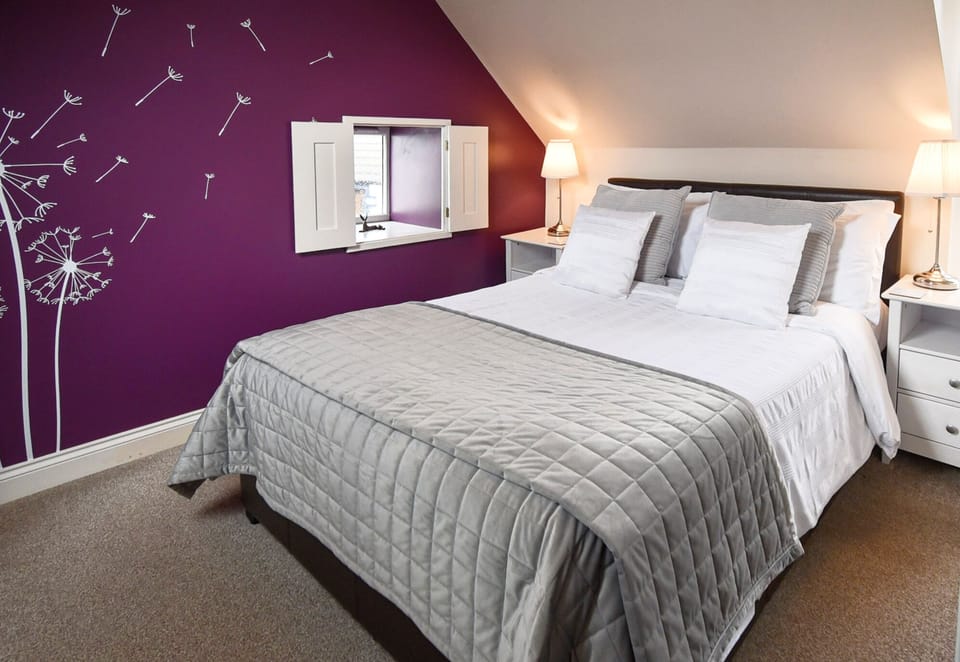 Double bedroom with view to the sea from the small window