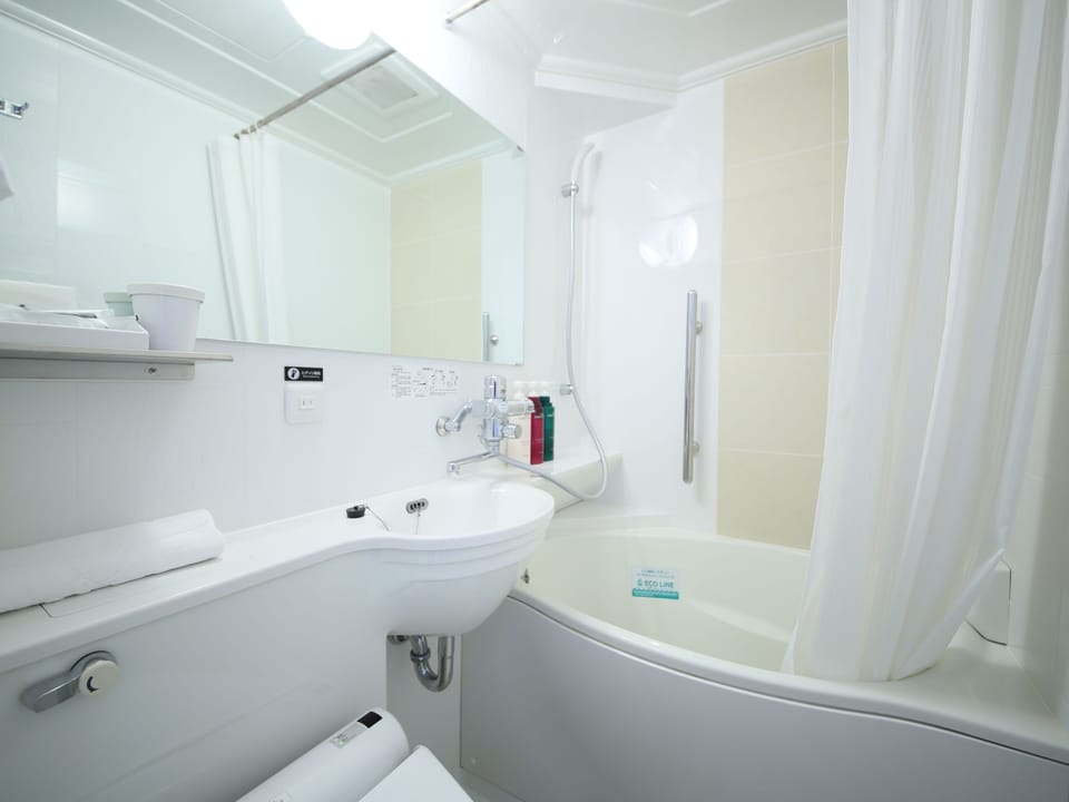 Combined shower/tub, deep soaking tub, free toiletries, hair dryer
