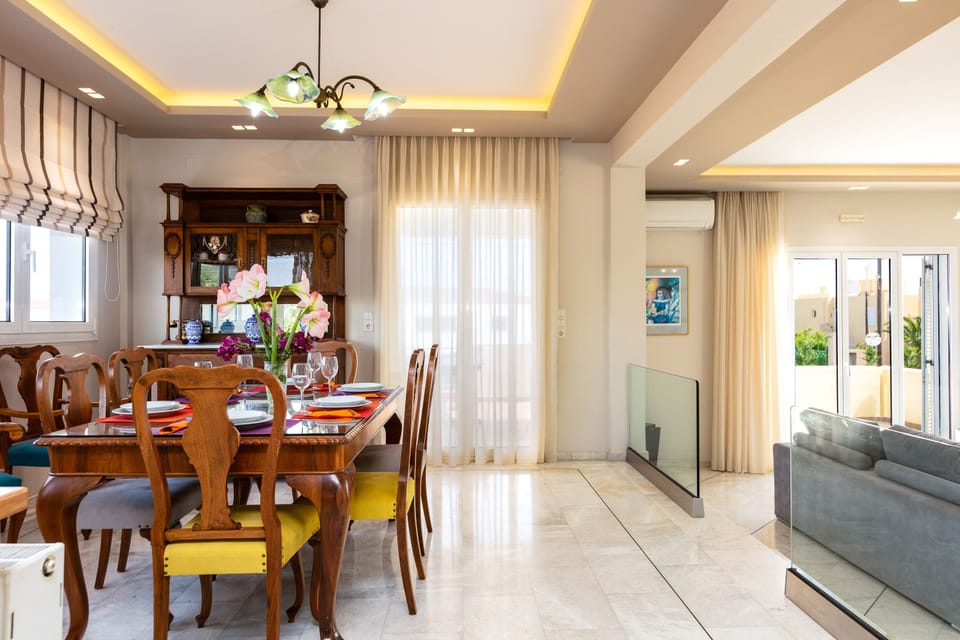 Dining area with direct exit to balcony.