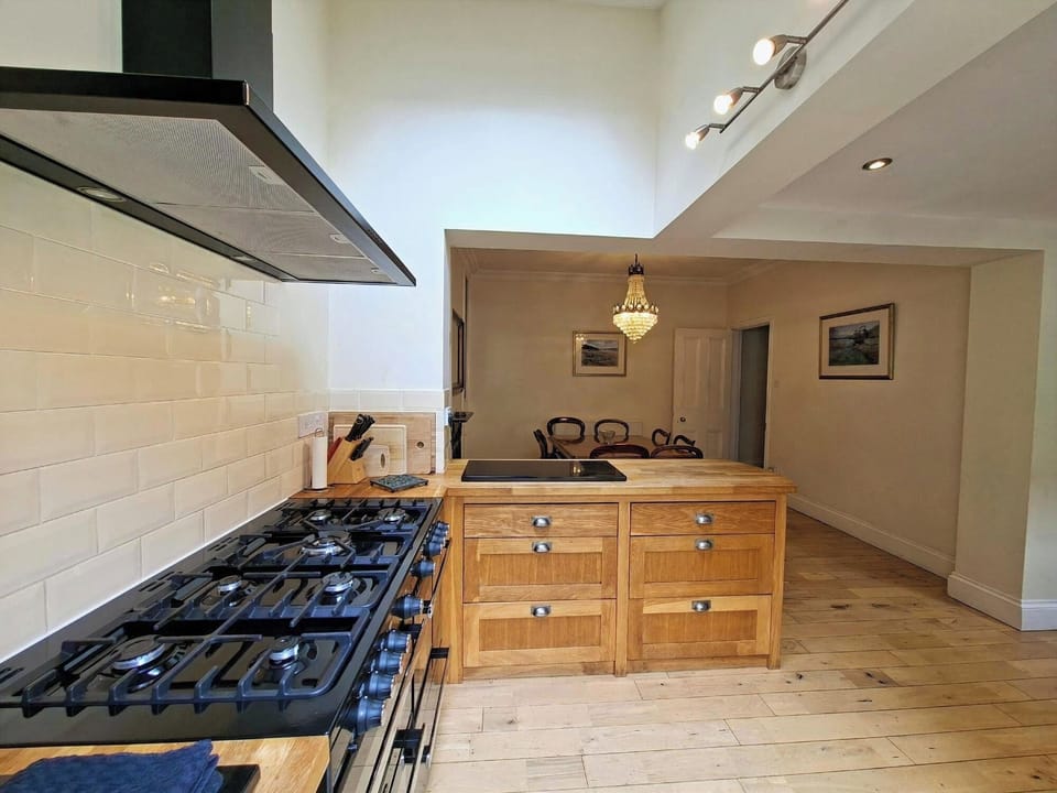 Spacious kitchen/dining area, perfect for entertaining!