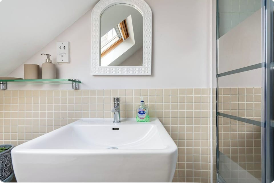 3rd floor bathroom and toilet