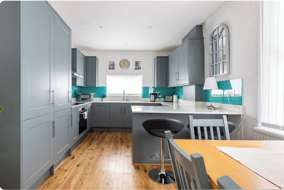 Fully equipped kitchen, fridge, kettle, freezer, dish washer, oven and microwave