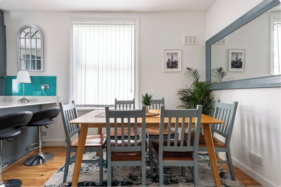 6 chair dining table, breakfast bar