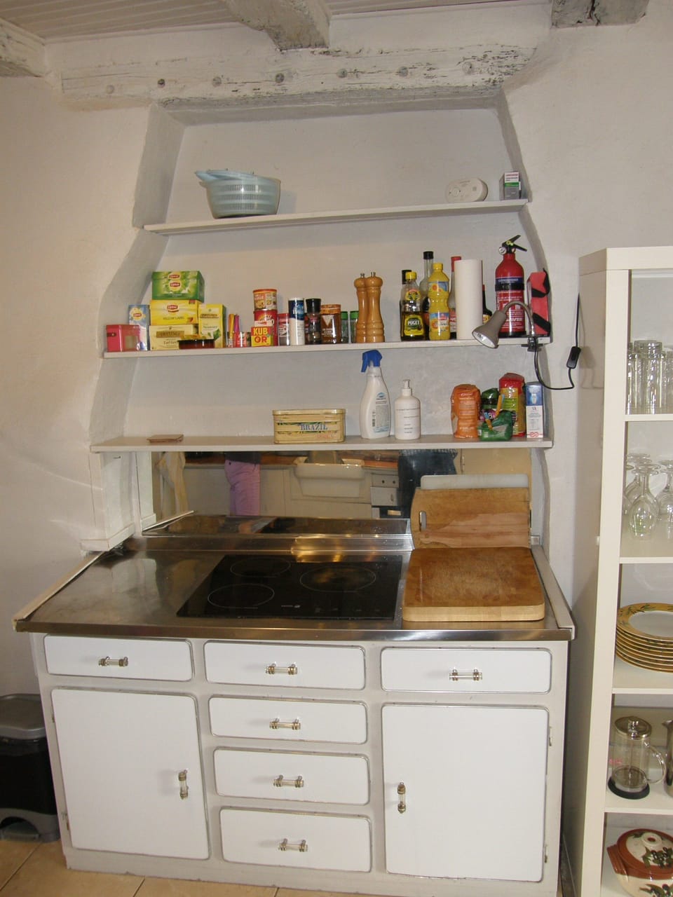 The shelves above the induction hob