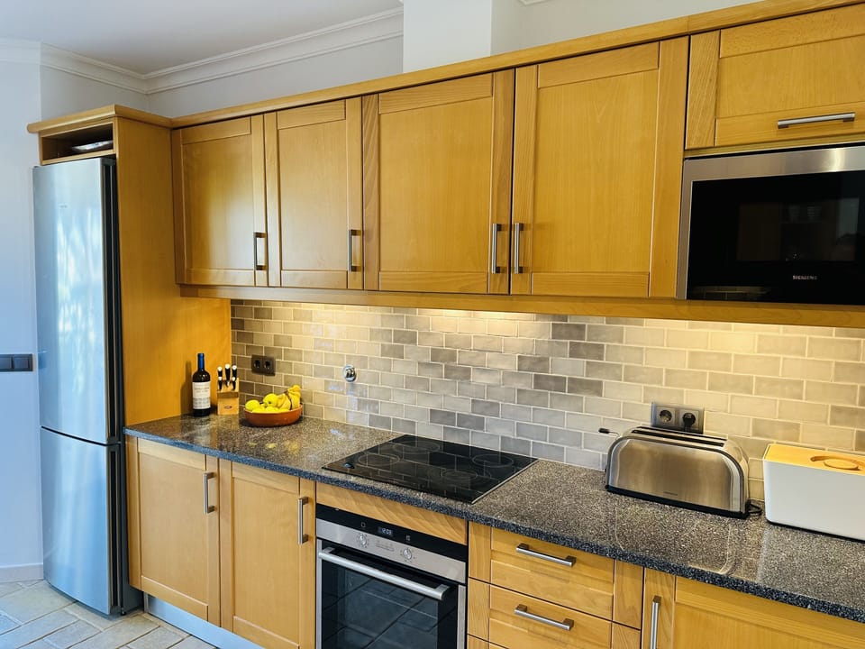Lots of worktops and enormous Siemens fridge freezer. 