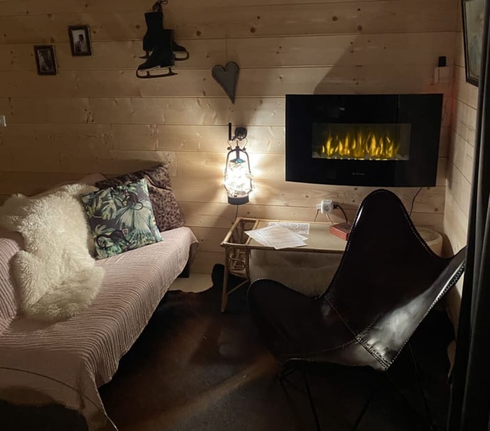 Royal Cabin, 2 Bedrooms, Non Smoking, Garden View | Living area | Fireplace