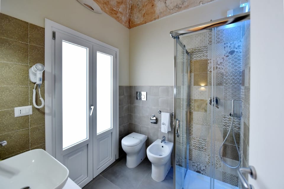 Comfort Double Room, Balcony | Bathroom | Shower, rainfall showerhead, free toiletries, hair dryer