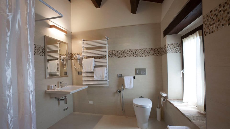 Standard Double Room | Bathroom | Shower, free toiletries, hair dryer, bidet