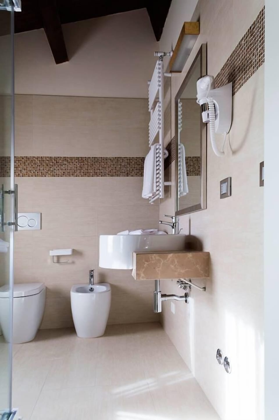 Superior Double Room | Bathroom | Shower, free toiletries, hair dryer, bidet