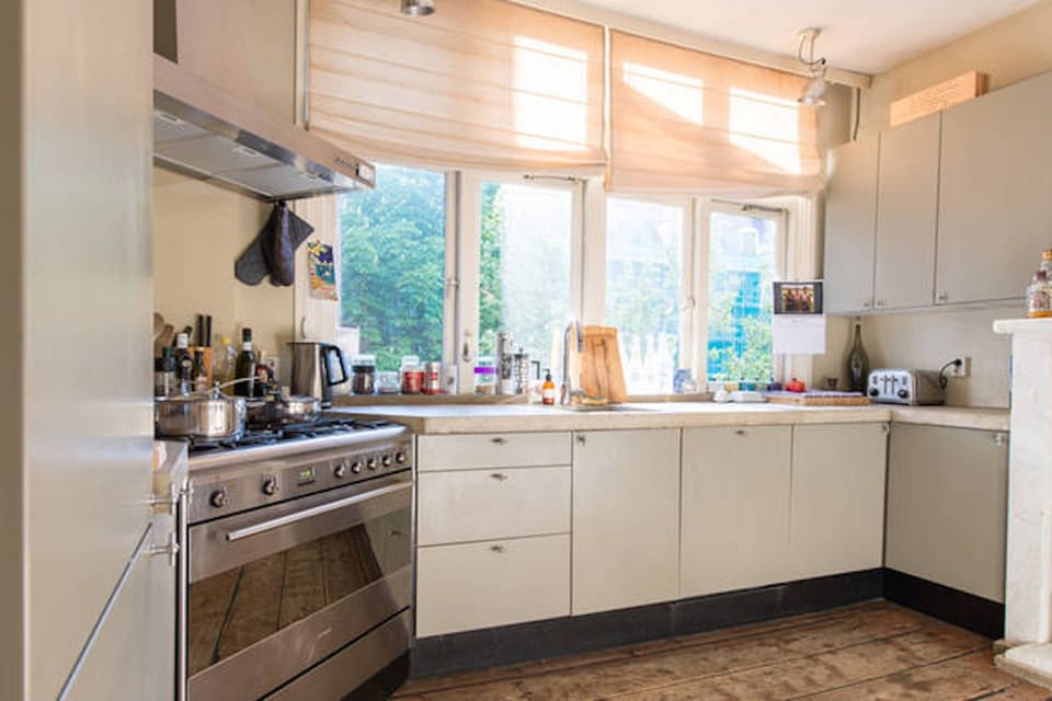 Bright and light chefs kitchen with all mod cons and kitchen table for breakfast
