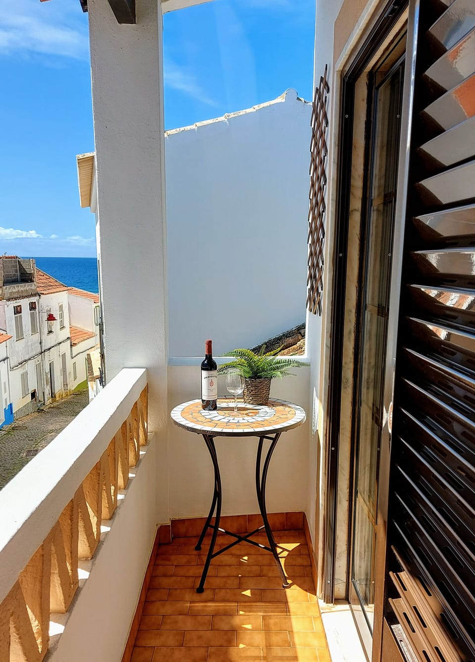 Balconie, bedroom 1