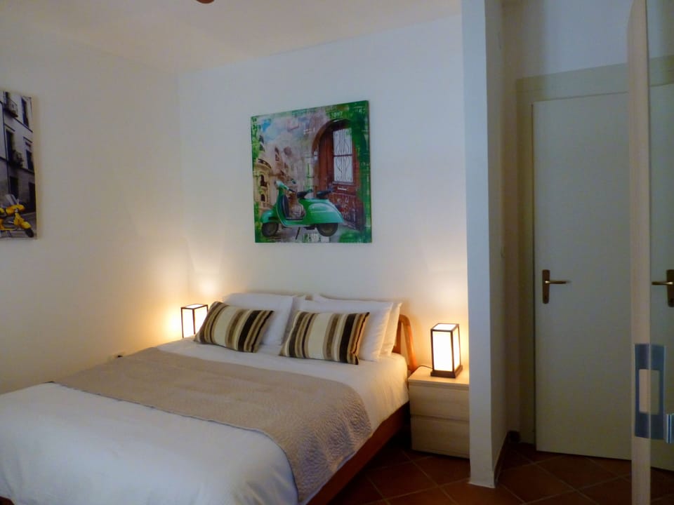 Downstairs bedroom, king size bed and memory foam orthopaedic mattress