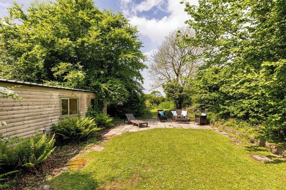 This garden behind the log cabin games room backs on to the paddocks.  It has an all weather sofa and 2 chairs.