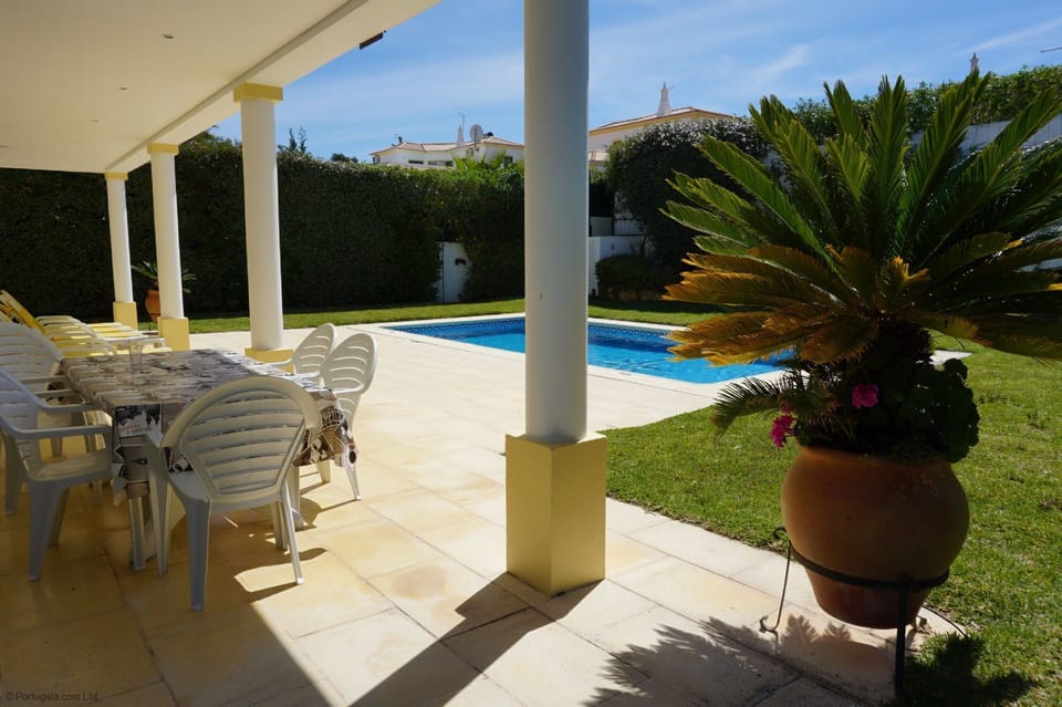 The Very Private Villa Borboleta has great all round views with table and chairs, sun beds and pool towels provided. Complete with a individual sound system & outdoor shower.