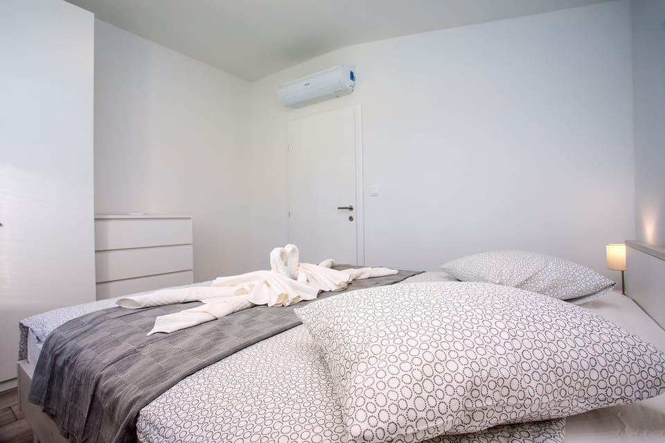 Bedroom no1 with 180x200 bed and air conditioning