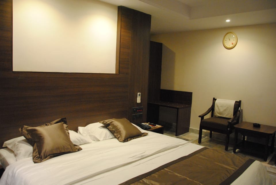 Suite | Minibar, WiFi (free), bed sheets