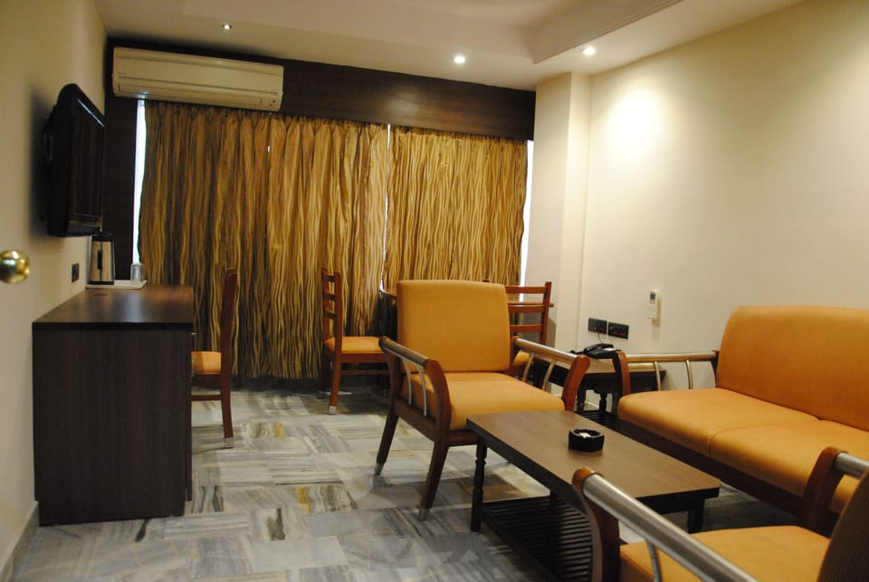 Suite | Living area | Flat-screen TV