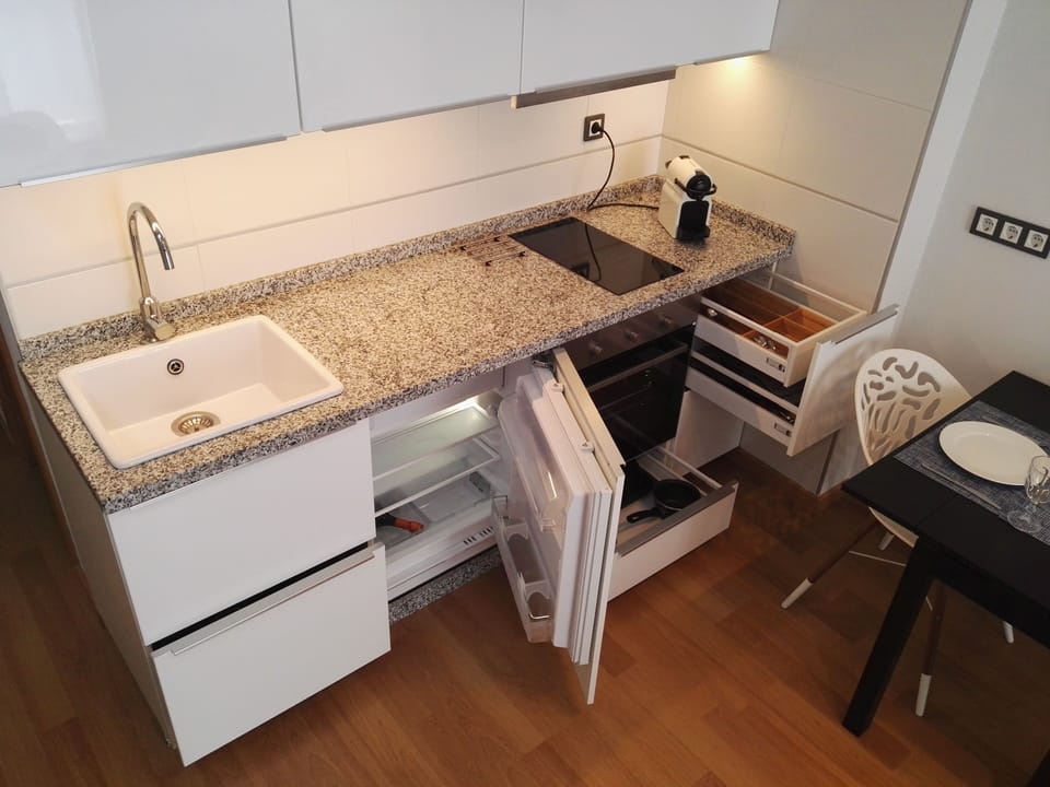 Fly eqipped kitchen with granite worksrfaces