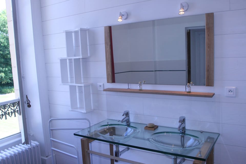 Standard Room, 1 Double Bed | Bathroom sink