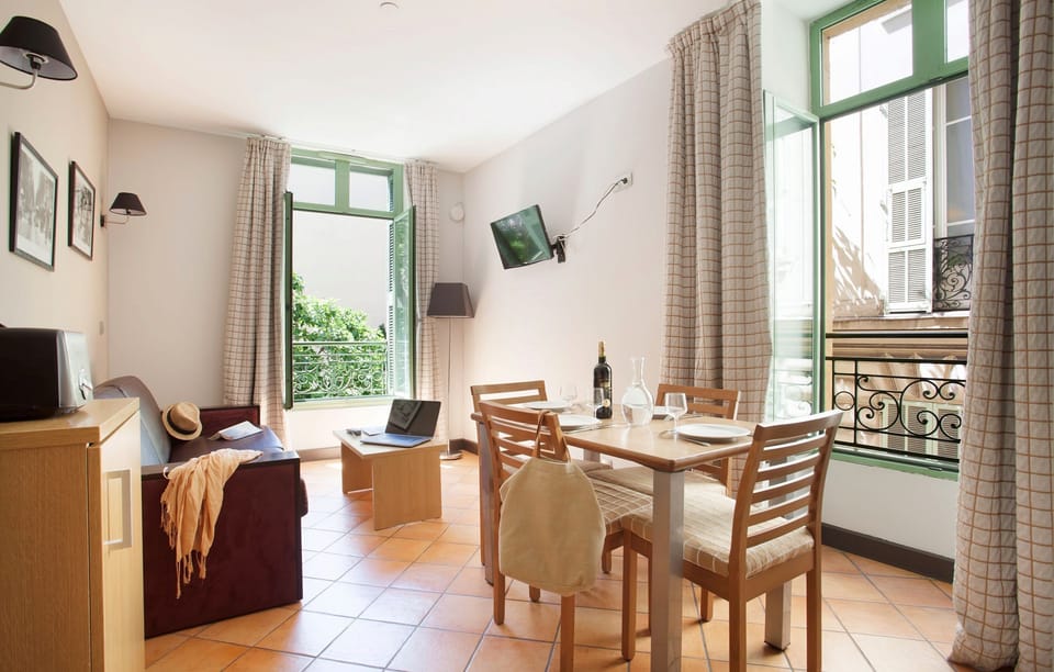 Welcome to your bright and chic 1 bedroom apartment in Nice!
