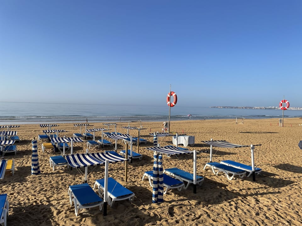 Alvor beach with sun beds for rental